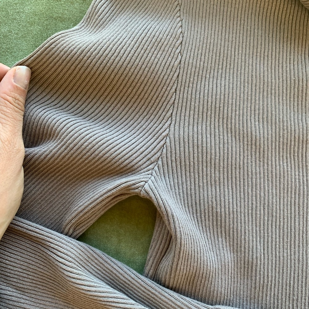 Cropped Turtle Neck Ribbed Shirt - Picture 6 of 11